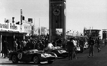 1000km Am Nürburgring 1959. Brookes Und Behra Im Ferrari 250 Testa Rossa.
